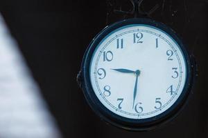 vecchio ore, 9.30 ore orologio su legna tavolo nel il verde giardino tempo a o orologio foto