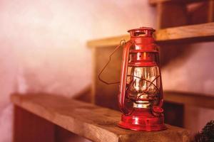 Vintage ▾ rosso lanterna con un' candela su il passaggi di tipico portoghese rurale Casa foto