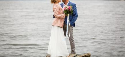 il sposa e sposo su il sfondo di un' montagna ruscello foto