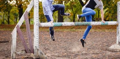 Due ragazzi salto attraverso il barriera foto