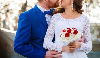 nozze nozze giorno bellissimo sposa e elegante sposo a piedi dopo nozze lusso foto