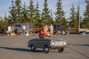 2022-08-12 tatarstan, verkhneuslonsky quartiere, villaggio. savino. ricorrere cittadina svyazsky colline. kazan Festival di storico tecnologie. bambini cavalcata su figli di retrò macchine foto