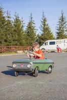 2022-08-12 tatarstan, verkhneuslonsky quartiere, villaggio. savino. ricorrere cittadina svyazsky colline. kazan Festival di storico tecnologie. bambini cavalcata su figli di retrò macchine foto