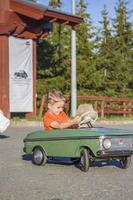 2022-08-12 tatarstan, verkhneuslonsky quartiere, villaggio. savino. ricorrere cittadina svyazsky colline. kazan Festival di storico tecnologie. bambini cavalcata su figli di retrò macchine foto