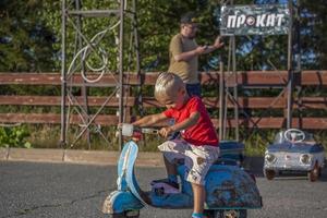 2022-08-12 tatarstan, verkhneuslonsky quartiere, villaggio. savino. ricorrere cittadina svyazsky colline. kazan Festival di storico tecnologie. bambini cavalcata su figli di retrò macchine foto