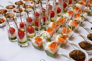 poco bicchieri con fresco insalate In piedi su bianca tavolo foto