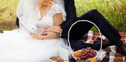 contento sposa e sposo a un' parco su loro nozze giorno foto