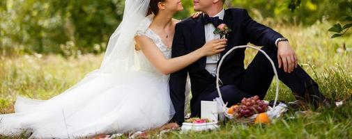 contento sposa e sposo a un' parco su loro nozze giorno foto