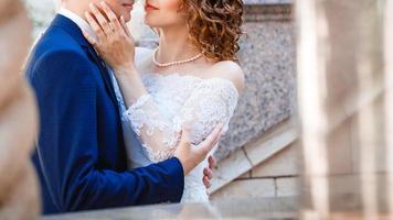 sposa e sposo a nozze giorno a piedi all'aperto su primavera natura bridal coppia contento sposini foto