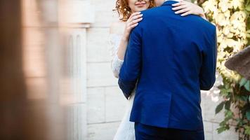 sposa e sposo a nozze giorno a piedi all'aperto su primavera natura bridal coppia contento sposini foto