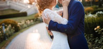 contento sposa e sposo a un' parco su loro nozze giorno foto