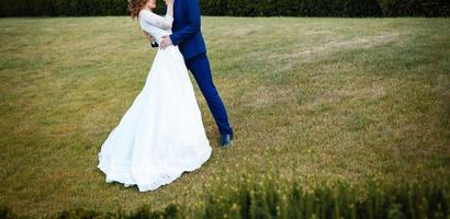 sposa e sposo a nozze giorno a piedi all'aperto su primavera natura bridal coppia contento sposini foto