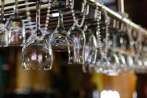 vuoto bicchieri per alcool bevanda sopra un' bar cremagliera sfondo foto