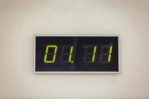 nero digitale orologio su un' bianca sfondo mostrando tempo 01. 11 foto
