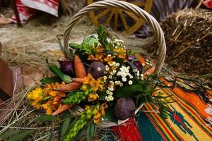 cestino con biologico verdure su il verde erba e fiori. all'aperto. appena raccolto verdure. crudo verdure nel di vimini basket.basket con verdure e fiori foto