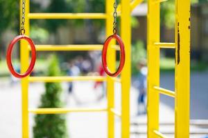 ginnastica anelli a il nuovo città bambini terreno di gioco foto