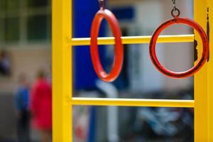 ginnastica anelli a il nuovo città bambini terreno di gioco foto