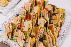 mini club Sandwich con pollo faro prosciutto, uovo insalata freddo tagli brioche panini per ristorazione, seminario, caffè rompere, colazione, il pranzo, cena, buffet e incontro gruppo. foto