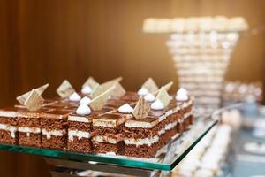 dolce buffet - cioccolato torte, soffio e svizzero rotoli, ristorazione foto