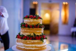 nozze torta con Aperto biscotto pasticcini, crema e frutta. mirtilli, fragole, lamponi, rosso ribes. foto