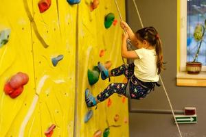 poco ragazza arrampicata un' roccia parete interno foto