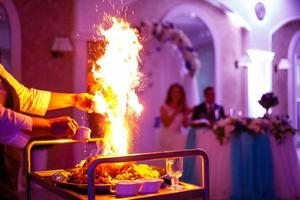 chef, carne versato alcool e impostato fuoco per foto