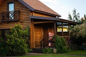 moderno log cabina casa nel un' foresta ambiente foto