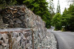 pendenza e terra ritenzione parete gestione con rocce e filo maglia gabbia sistema nel tropicale collinoso terreno foto