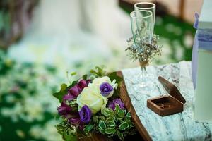 bicchieri di sposa e sposo siamo in piedi su di legno scatole nel nozze cerimonia la zona foto