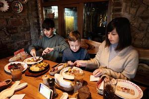 famiglia avendo un' pasto insieme nel autentico ucraino ristorante. foto