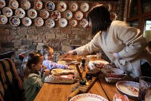 famiglia avendo un' pasto insieme nel autentico ucraino ristorante. foto