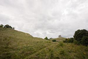 pidkamin inselberg pietra su collina paesaggio. Ucraina. foto