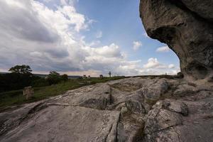 pidkamin inselberg pietra su collina e antico cimitero. Ucraina. foto