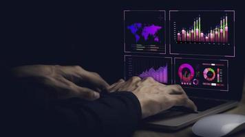 uomo d'affari Lavorando con attività commerciale analitica e dati gestione sistema su computer, in linea documento gestione e metrica collegato per Banca dati. aziendale strategia per finanza, operazioni, i saldi. foto