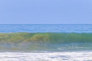 estremamente enorme grande surfer onde a spiaggia puerto escondido Messico. foto