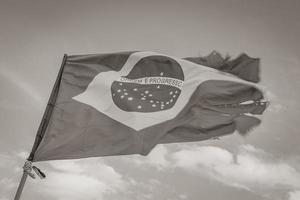 bandiera brasiliana con sfondo azzurro del cielo rio de janeiro brasile. foto