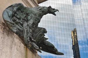 dettaglio di un aquila su il base di il monumento di columbus nel columbus cerchio Manhattan foto