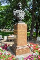 monumento per mikhail lermontov russo romantico scrittore poeta nel davanti di il ammiragliato edificio santo petersburg Russia foto