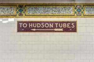 cortlandt strada metropolitana stazione mosaico nel nuovo York servendo il mondo commercio centro frecce puntamento per il hudson tubi sentiero foto