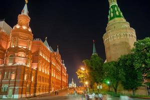 manezhnaya piazza un' grande pedonaleopen spacein thetverskoj quartiere a il cuore dimosca Russia a notte foto