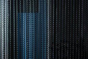 Immagine di cinque impiccato metallico catena su un' blu sfondo foto