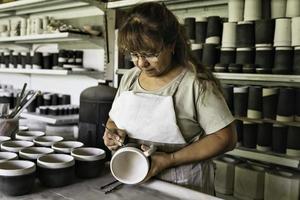 artigiana fabbricazione il graffito su un' pezzo di ceramica. foto