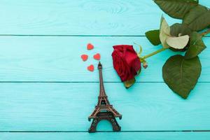 Parigi viaggio concetto - rosa, eiffel Torre souvenir su blu lavagna superiore Visualizza foto