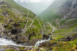 sentiero di troll, il curvo strada attraverso montagna, Trollstigen, rauma comune, Di Più og Romsdal, contea, Norvegia foto