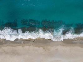 Visualizza di mare onde con aereo fuco foto