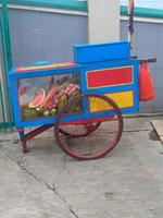 un' carrello vendita tipico indonesiano frutta foto