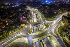 sorprendente cerchio giunzione traffico strada con auto leggero movimento aereo Visualizza a partire dal un' drone. foto