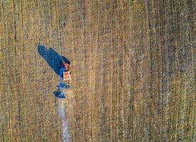 aereo Visualizza a partire dal fuco di campo in lavorazione con il trattore. agricoltura in lavorazione di campi. superiore Visualizza foto