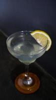 limonata. rinfrescante scintillante bevanda nel un elegante bicchiere guarnito con un' Limone cuneo foto