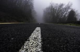 autostrada su un' nebbioso giorno foto